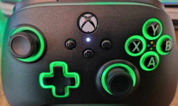 این کنترلر Xbox ممکن است محکم ترین من تا به حال آزمایش کرده ام و آیا ذکر کردم که دارای یک حلقه رایگان از روشنایی RGB است؟